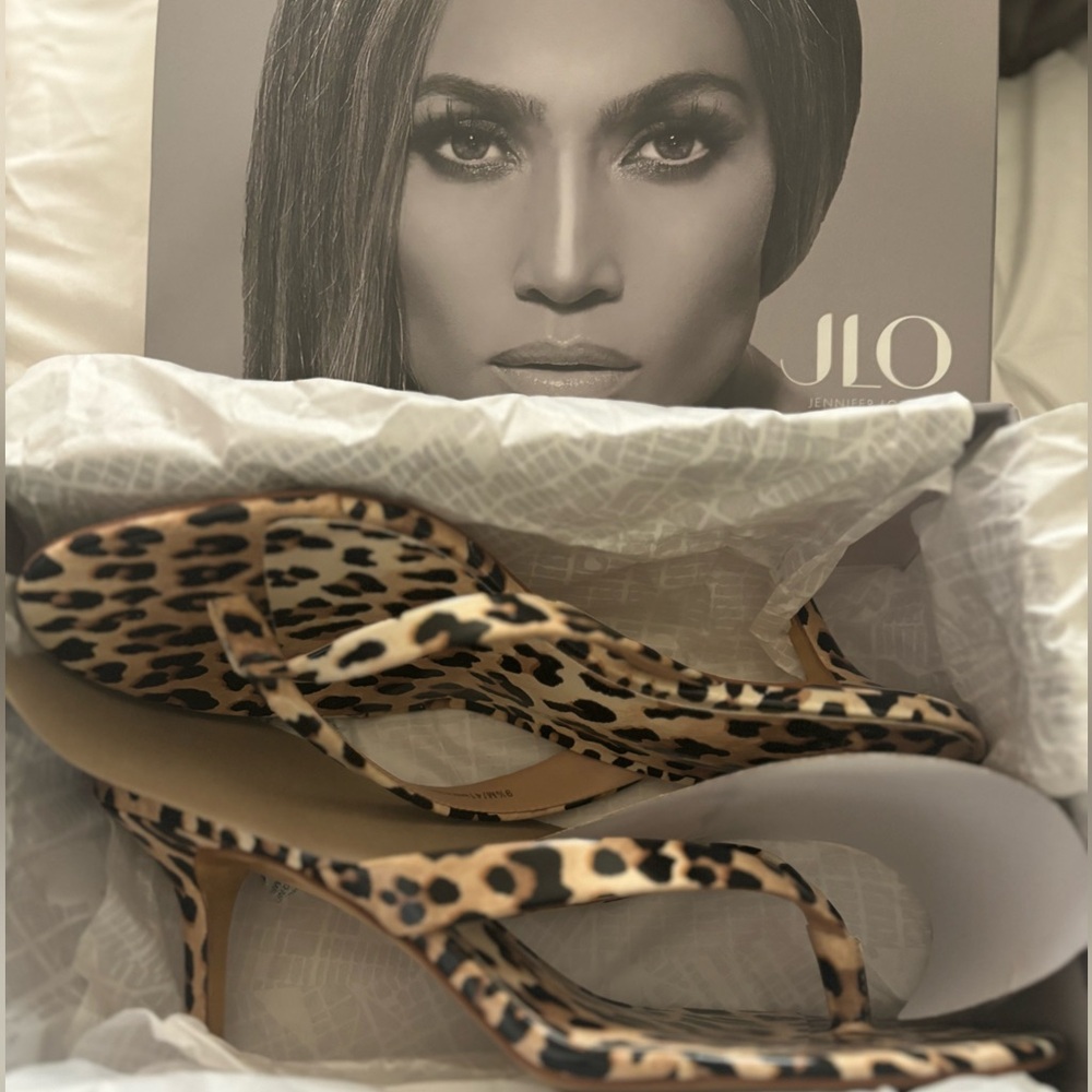 JLo Inez Leopard Print kitten Heeled Thong Sandals. 9.5.